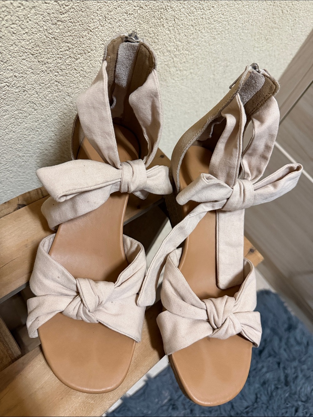 UGG Yarrow Cream Canvas Knot Front Wedge Sandals Size 8